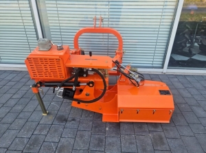 Glebogryzarka podkoronowa sadownicza z mechanizmem omijania przeszkód