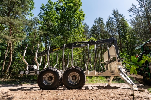 1. Przyczepa leśna Waryński 14 T żuraw 7,5 m PL14 ZL7,5 Agrotrak Żurawica.jpg