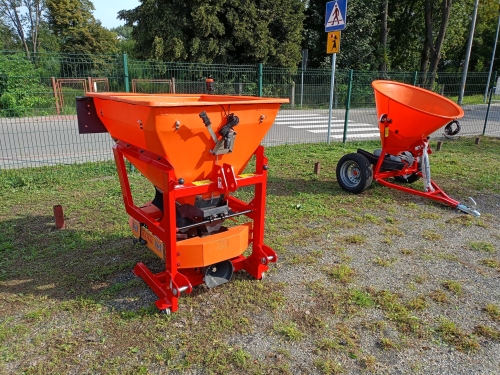 1. Piaskarka posypywarka komunalna drogowa Dexwal PK 550 380 L 600 kg Agrotrak Żurawica.jpg