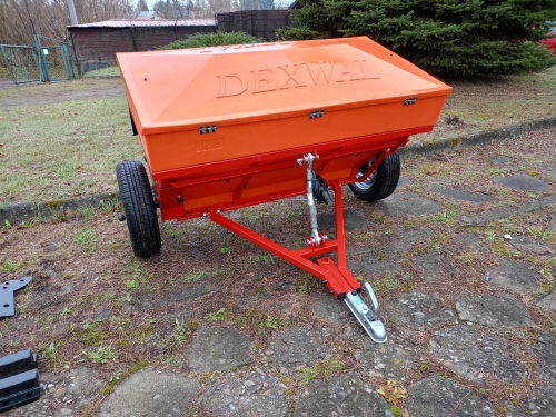 3. Posypywarka piaskarka solarka wałowa ciągana   Dexwal Bis 550 L 900 KG Agrotrak Żurawica.jpg