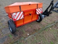 4. Posypywarka piaskarka solarka wałowa ciągana   Dexwal Bis 550 L 900 KG Agrotrak Żurawica.jpg